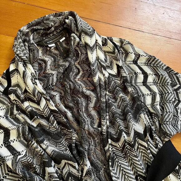 BCBGMAXAZRIA Grey, Black & White Patterned Uneven Hem Sweater, Size Medium - Picture 5 of 6